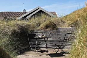 Holiday home with BBQ & terrace - Image 3