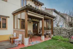 Familienorientiertes weiträumiges Ferienhaus mit Terrasse, Garten und Grill | Bergblick | Haustiere sind willkommen - Image 2