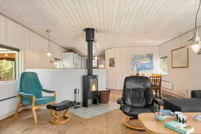 Holiday home with barbeque & terrace - Image 5
