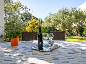 Flat with jacuzzi, terrace & garden - Image 3