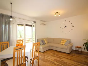 Holiday apartment with garden, barbeque & terrace - Image 2