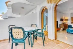 Appartement de vacances entièrement équipé avec internet haut débit, terrasse et piscine | Vue jardin - Image 4