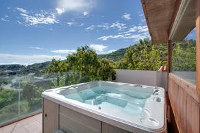 Villa avec terrasse, piscine et jacuzzi | Vue ville - Image 3