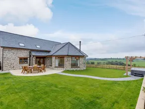 Cottage with barbeque, jacuzzi & garden - Image 3