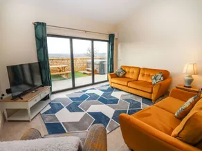 Cottage with garden & hot tub - Image 4