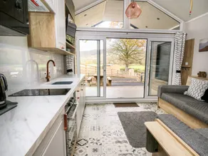 Cottage with jacuzzi & garden - Image 5