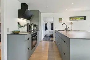 Holiday home with barbecue & garden | Lake view - Image 4