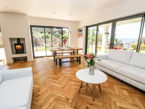 Family-oriented beautiful cottage with hot tub, barbecue & garden | Beach view | Dogs allowed - Image 4