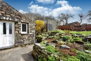 Family-oriented cottage with garden - Image 2