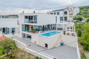 Villa with garden, private pool & terrace | City view | Beach nearby | Suitable for remote work - Image 2
