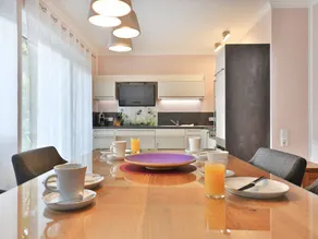 Apartment with terrace - Image 3