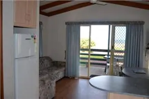 Lovely Five-Person Cabin for a Beach Getaway near Portland, Victoria - Image 2