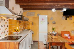 Holiday home with garden & terrace | City view - Image 5