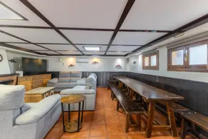 Holiday home with hot tub, garden & private pool | Mountain view - Image 4