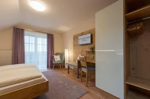 Apartment with garden & terrace - Image 3