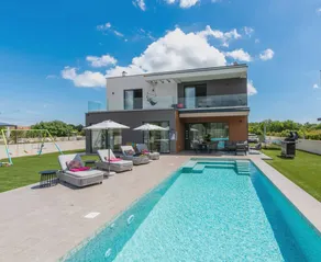 Villa with hot tub - Image 2