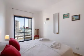 Appartement de vacances entièrement équipé avec internet haut débit | Vue ville | Proche de la plage | Avec animaux autorisés - Image 4