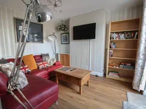 Family-oriented cottage with garden, hot tub & BBQ - Image 2