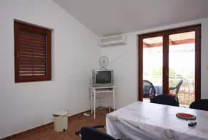 Apartment with terrace, barbeque & garden - Image 4