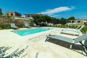 Apartamento vacacional con piscina privada, terraza y jardín | Vistas a la ciudad - Image 2