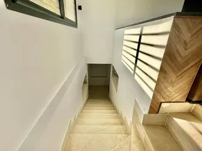 Apartment with garden - Image 2