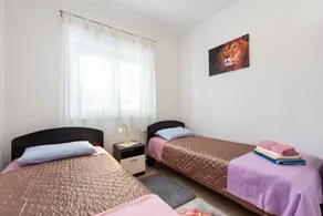 Flat with pool - Image 5