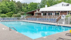 Family-oriented flat with pool - Image 5