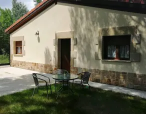 Family-friendly holiday home with BBQ & garden | Garden view | Pets are welcome - Image 2