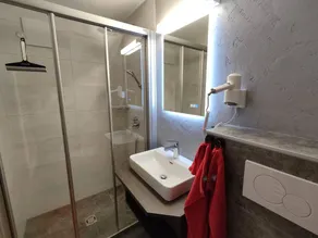 Apartment with garden & terrace - Image 3