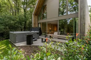 Enjoy a luxury vacation in the Lodge with Jacuzzi, accommodating 8 guests, set in a serene forest edge location. - Image 4