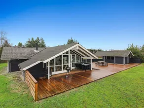 Holiday home with sauna, barbecue & terrace - Image 4