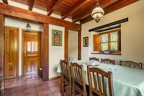 Casa vacacional con barbacoa, jardín y terraza | Vistas a la montaña | Perfecta para el trabajo en remoto - Image 5