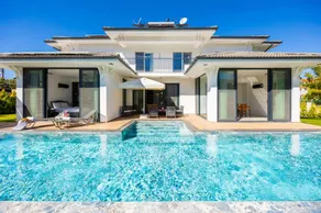 Villa with barbeque, garden & private pool - Image 2
