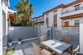 Holiday apartment with terrace & garden - Image 2