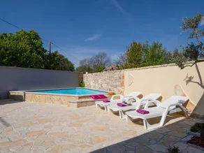 Fully equipped lovely holiday home with barbecue, private pool & terrace - Image 2