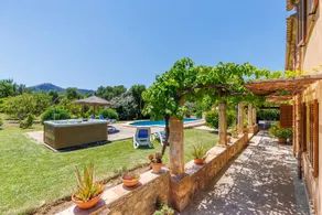 Fully equipped villa with barbeque, jacuzzi & garden - Image 4