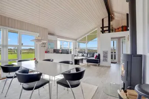 Holiday home with garden, barbeque & terrace - Image 3
