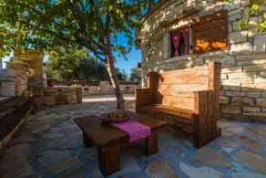 Child-friendly house with BBQ, private pool & garden - Image 3