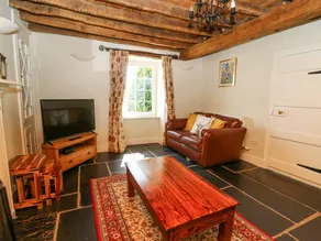 Cottage with garden & hot tub - Image 4