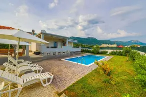 Ferienhaus mit Garten, Pool und Grill - Image 2