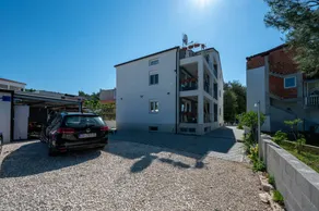 Appartement entièrement équipé avec jardin, terrasse et piscine - Image 2