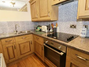 Cottage with garden & hot tub - Image 4