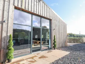 Cottage with jacuzzi & garden - Image 3