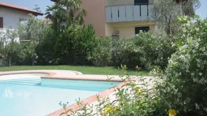 Appartement de vacances avec terrasse, piscine et jardin - Image 3