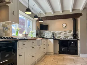 Cottage adapté aux familles avec jardin, barbecue et terrasse - Image 5