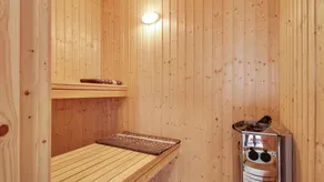 Holiday home with private pool & garden - Image 4