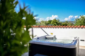 Villa with barbeque, garden & jacuzzi - Image 2