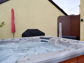 Family-friendly cottage with barbeque, hot tub & garden | Dogs allowed - Image 2