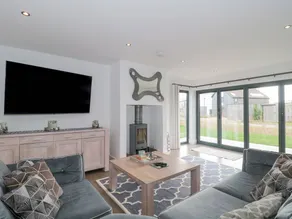 Cottage avec jardin et piscine - Image 3