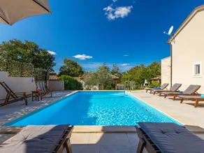 Fully equipped lovely holiday home with barbecue, private pool & terrace - Image 2